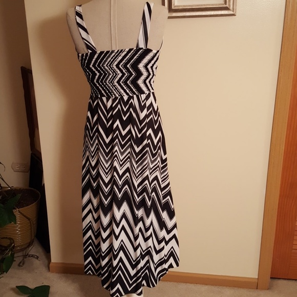 Sleeveless sun dress - Picture 4 of 8